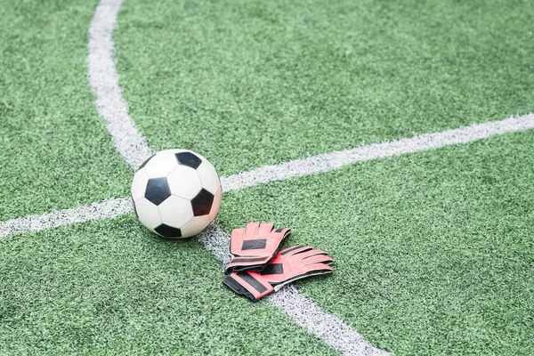 Bola Futebol Luvas Couro Jogador Futebol Linhas Brancas Cruzadas Campo — Fotografia de Stock