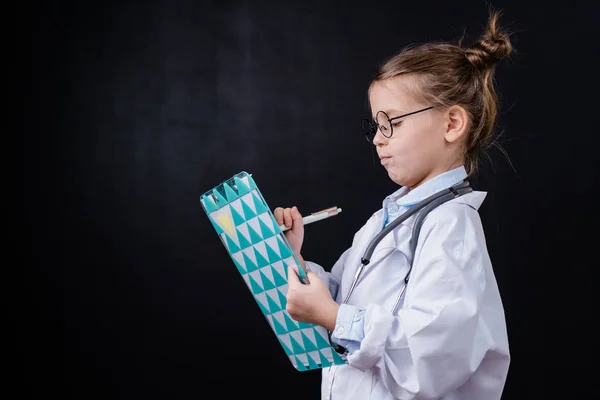 Menina Adorável Whitecoat Fazendo Prescrições Para Seus Pacientes Documento Médico — Fotografia de Stock