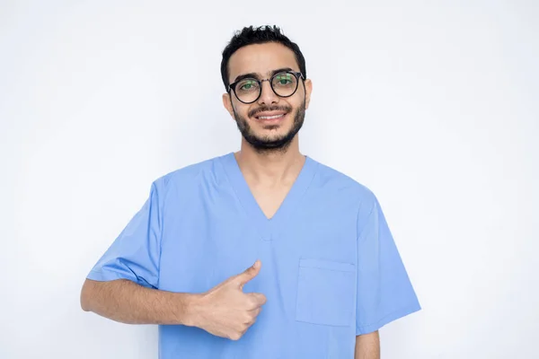 Feliz Joven Cirujano Masculino Exitoso Clínico Uniforme Azul Mostrando Pulgar — Foto de Stock