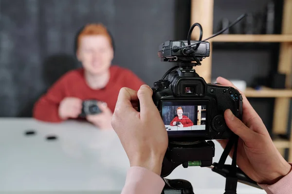 Manos Del Operador Video Sosteniendo Cámara Frente Blogger Masculino Mostrando — Foto de Stock