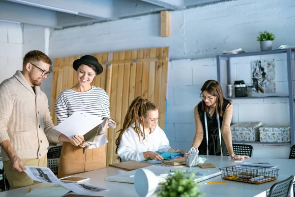 Zwei Designer Diskutieren Neue Skizzen Von Models Während Ihre Kollegen — Stockfoto