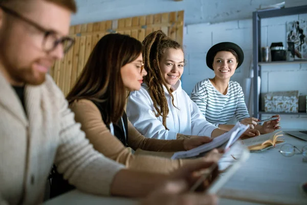 Glückliche Junge Kreative Designer Sitzen Atelier Schreibtisch Und Sammeln Informationen — Stockfoto