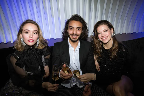 Three Young Glamorous Friends Flutes Champagne Sitting Couch Night Club — Stock Photo, Image