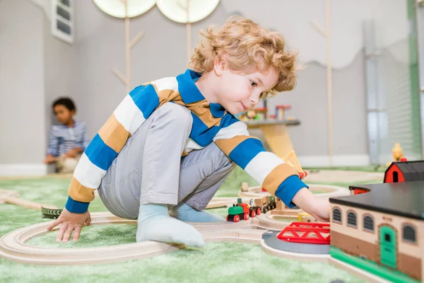 Adorable Niño Rubio Ropa Casual Jugando Suelo Con Trenes Juguete —  Fotos de Stock