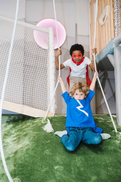 Twee Schattige Kleine Kinderen Van Verschillende Etniciteiten Kostuums Van Superhelden — Stockfoto