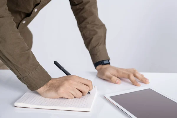 Manos Del Estudiante Con Pluma Sobre Página Blanco Del Copybook —  Fotos de Stock