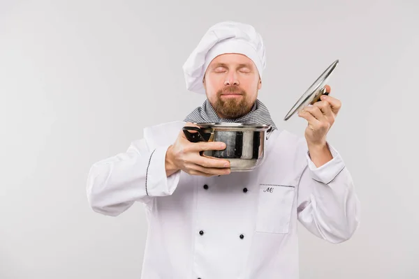 Νεαρός Επαγγελματίας Σεφ Απολαμβάνοντας Ωραία Μυρωδιά Της Σούπας Άλλο Μαγειρεμένο — Φωτογραφία Αρχείου