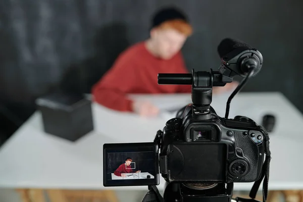 Écran Caméra Vidéo Devant Jeune Vlogger Masculin Assis Par Bureau — Photo
