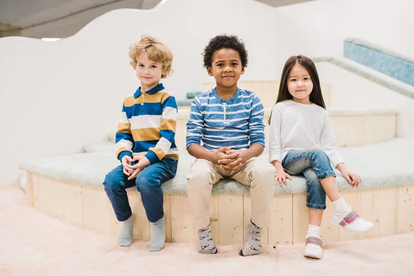 Piccolo Gruppo Interculturale Simpatici Bambini Seduti Davanti Alla Telecamera Nel — Foto Stock