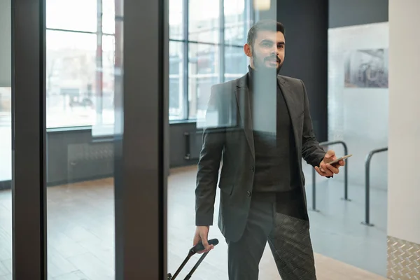 Jovem Empresário Contemporâneo Vestuário Formal Com Mala Porta Aeroporto Durante — Fotografia de Stock
