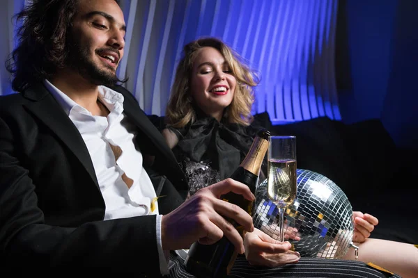 Bir Şişe Şampanyası Olan Mutlu Genç Adam Partide Dinlenirken Kız — Stok fotoğraf