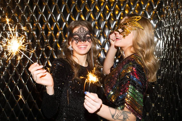 Duas Garotas Alegres Máscaras Venezianas Segurando Luzes Brilhantes Bengala Enquanto — Fotografia de Stock