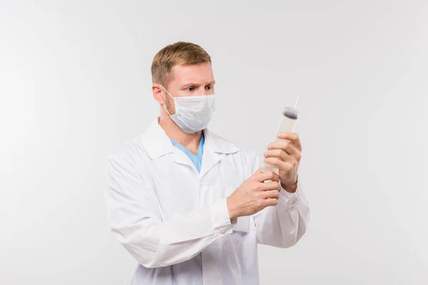 Ung Manlig Läkare Whitecoat Och Skyddsmask Som Håller Stor Spruta — Stockfoto