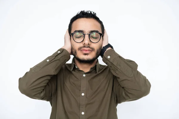 Gözlüklü Genç Yorgun Sinirli Bir Adam Gözlerini Kapatıyor Elleri Kulaklarda — Stok fotoğraf