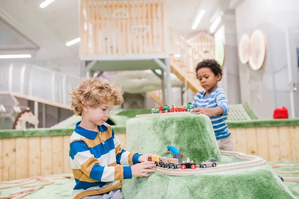 Zwei Entzückende Kleine Jungen Freizeitkleidung Spielen Gemeinsam Spielzeugeisenbahnen Auf Dem — Stockfoto