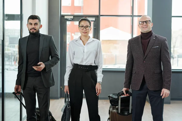 Grupo Viajantes Negócios Elegantes Várias Etnias Idades Frente Câmera Aeroporto — Fotografia de Stock