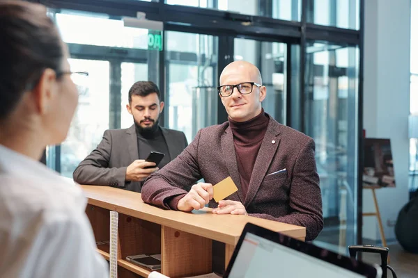 Bald Mature Business Traveler Formalwear Showing Plastic Card Hotel Receptionist — Stockfoto