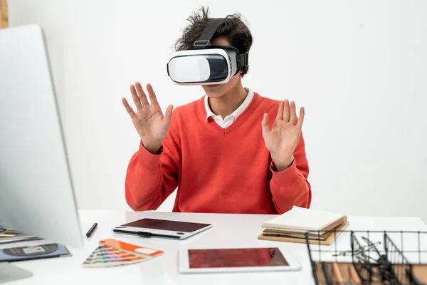 Jovem Freelancer Headset Sentado Mesa Tocando Exibição Virtual Frente Dele — Fotografia de Stock