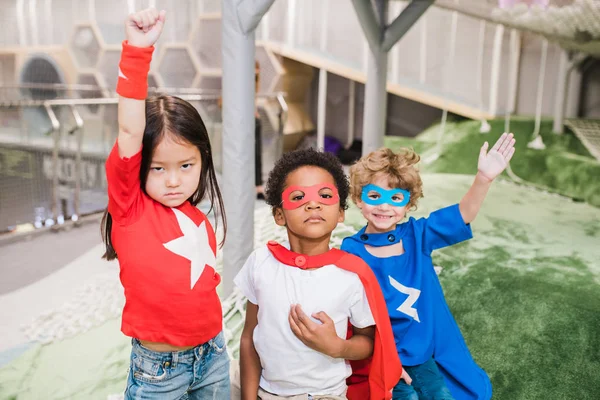 Gruppo Bambini Interculturali Abbigliamento Supereroi Piedi Davanti Alla Telecamera Durante — Foto Stock