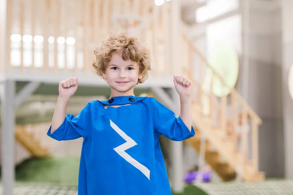 Biondo Sorridente Carino Ragazzino Costume Blu Superman Che Guarda Mentre — Foto Stock