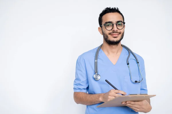 Glücklicher Junger Erfolgreicher Kliniker Blauer Uniform Der Notizen Oder Rezepte — Stockfoto