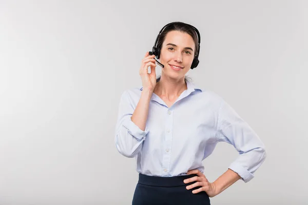 Jovem Mulher Negócios Sorridente Fone Ouvido Consultoria Clientes Enquanto Está — Fotografia de Stock