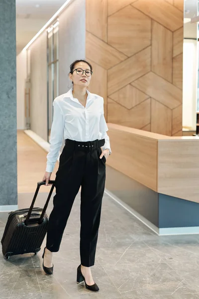 Young Asian Businesswoman Pulling Suitcase While Moving Hotel Lounge Reception — Stock Photo, Image