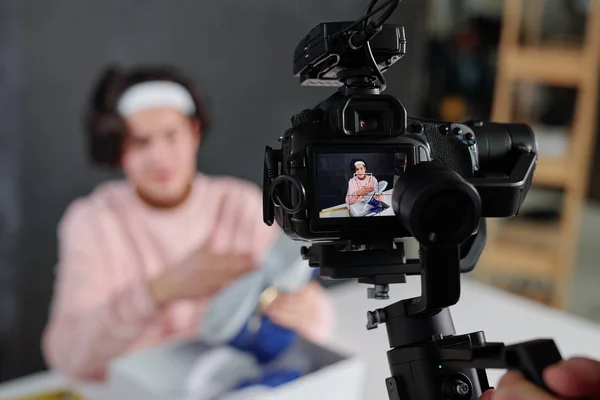 Young Vlogger Casualwear Showing New Sneakers Describing Them Display Digital — Stock Photo, Image