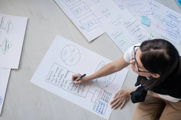 Junge Maklerin Mit Textmarker Über Papier Sitzt Auf Dem Boden — Stockfoto