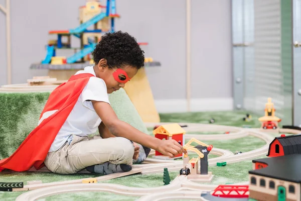 Süßer Kleiner Junge Afrikanischer Herkunft Weißer Freizeitkleidung Und Rotem Mantel — Stockfoto