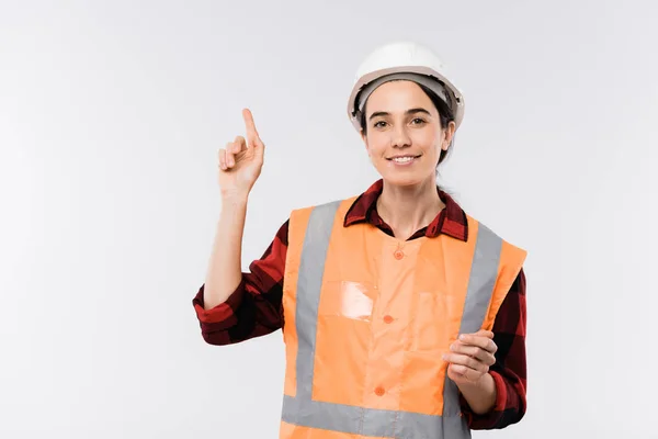 Bastante Joven Ingeniera Casco Chaqueta Naranja Apuntando Hacia Arriba Aislamiento — Foto de Stock