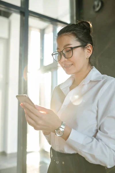 Feliz Joven Mujer Negocios Asiática Formalwear Gafas Vista Desplazándose Teléfono — Foto de Stock