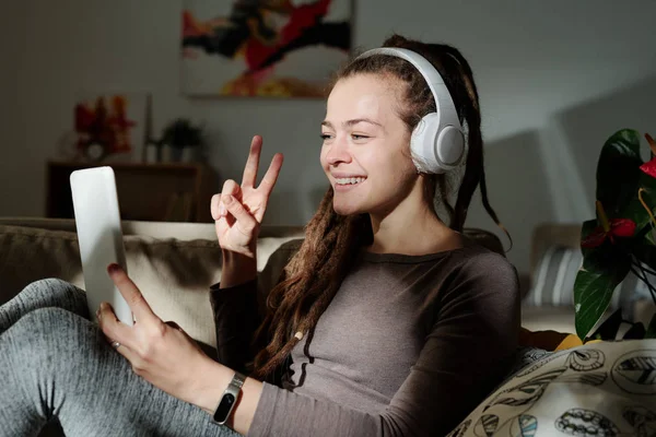 Jolie Femme Avec Sourire Dent Montrant Geste Paix Son Ami — Photo