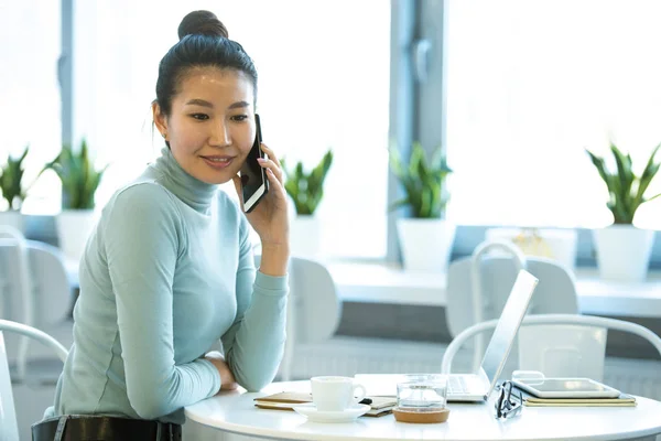 Young Confident Businesswoman Casualwear Sitting Table Cafe Talking Smartphone Networking — 스톡 사진