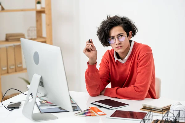 Designer Creativo Casuale Che Guarda Mentre Concentri Sul Lavoro Nuovo — Foto Stock