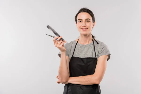 Mooie Jonge Professionele Vrouwelijke Kapper Met Haarborstel Schaar Kijken Naar — Stockfoto