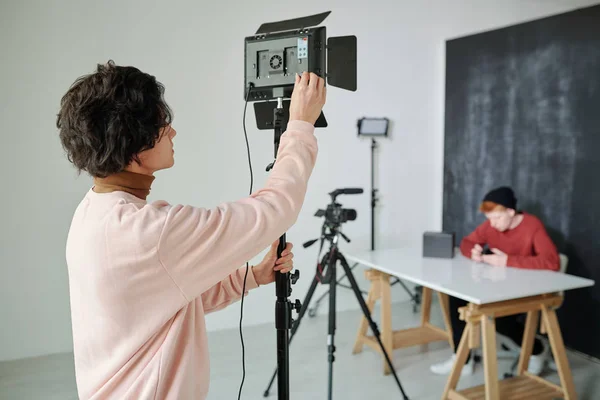 Joven Camarógrafo Ropa Casual Preparando Equipo Filmación Video Mientras Está — Foto de Stock