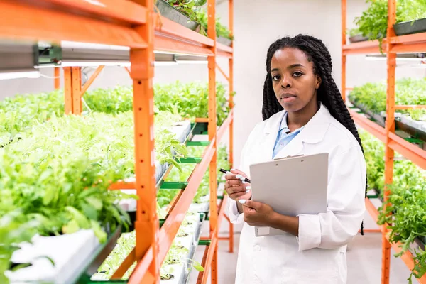 Jonge Serieuze Afrikaanse Vrouwelijke Bioloog Kijkt Naar Tijdens Het Maken — Stockfoto