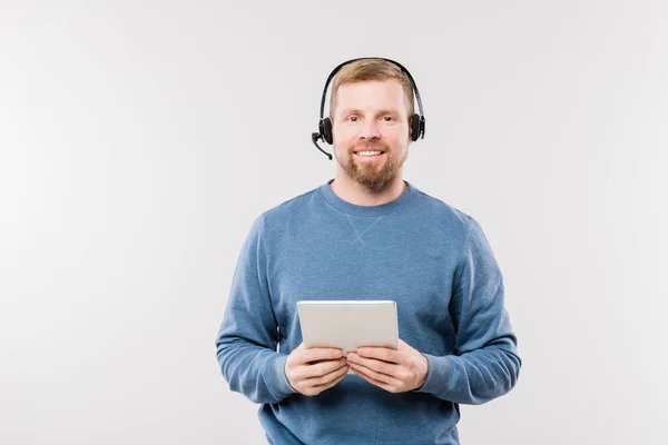 Jovem Operador Feliz Fone Ouvido Usando Tablet Digital Enquanto Olha — Fotografia de Stock