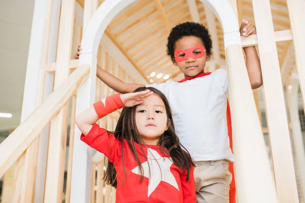 Mooi Aziatisch Meisje Houden Hand Door Haar Voorhoofd Terwijl Staan — Stockfoto