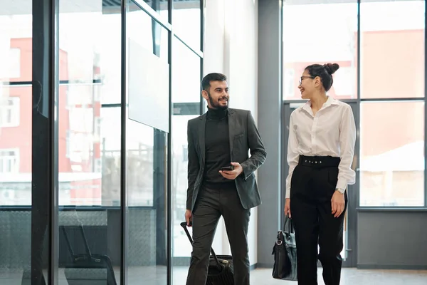 Twee Jonge Collega Uit Het Interculturele Bedrijfsleven Die Discussiëren Komende — Stockfoto