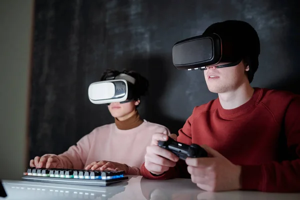 Dois Adolescentes Contemporâneos Óculos Sentados Frente Tela Computador Enquanto Jogam — Fotografia de Stock