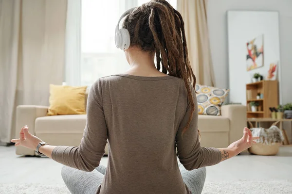 Vista Trasera Mujer Con Rastas Escuchando Música Relajante Los Auriculares —  Fotos de Stock