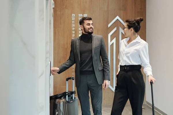 Young Intercultural Business Travelers Baggage Standing One Elevator Doors Hotel — Stockfoto