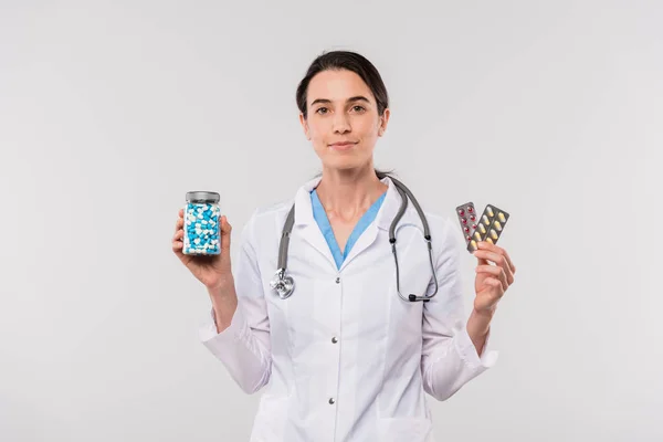 Piękna Młoda Klinicystka Białym Płaszczu Trzymająca Słoik Tabletkami Pęcherze Lekami — Zdjęcie stockowe