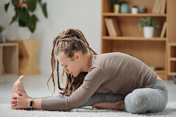 Ung Flexibel Kvinna Aktiva Kläder Sitter Golvet Och Sträcker Ett — Stockfoto