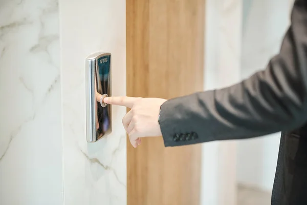 Рука Молодого Бизнесмена Нажимает Кнопку Лифта Стоя Двери Отеле Офисном — стоковое фото
