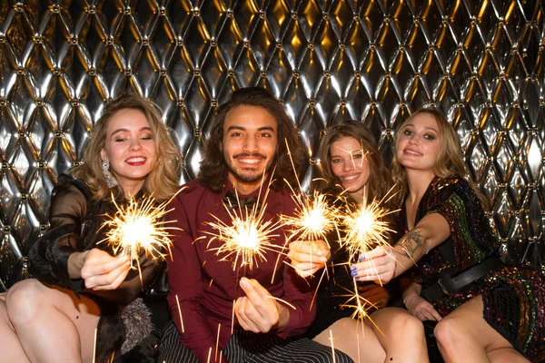 Drie Gelukkige Meisjes Man Met Sprankelende Bengaalse Lichten Zitten Door — Stockfoto