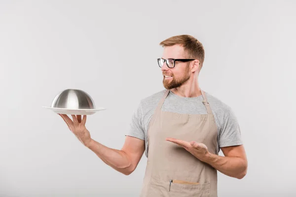 Vrolijke Jonge Bebaarde Ober Van Cafe Schort Bril Tonen Cloche — Stockfoto