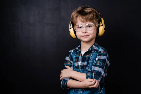 Söt Liten Pojke Arbetskläder Och Skyddande Hörlurar Och Glasögon Korsar — Stockfoto